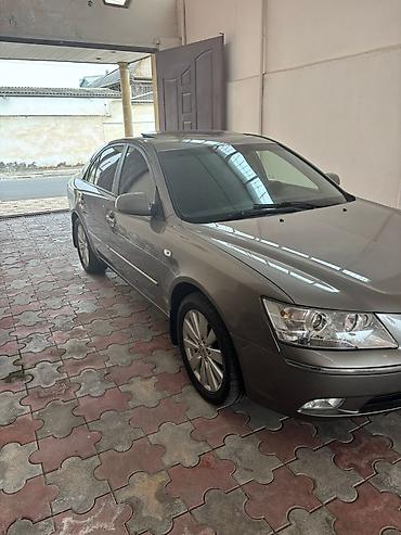 Hyundai: Hyundai Sonata sedan • Korpus: 4 qapılı sedan, metalik boz rəng • — 3