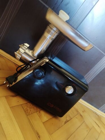 Mašine za mlevenje mesa: Električna mašina za mlevenje mesa marke Coral. Aparat je crne boje sa na lalafo.rs — 4 Mašine za mlevenje mesa: Električna mašina za mlevenje mesa marke Coral. Aparat je crne boje sa — 4