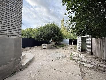 Продажа коттеджей и домов: 🏡 Продаётся полдома в Бишкеке! 📍 Район Шоро 🌳 Участок — 3 сотки 🛏 3 — 12