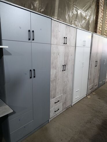 Шкафы для одежды: Шкафы-купе/распашные и табуреты с мягким сиденьем Описание: - — 2