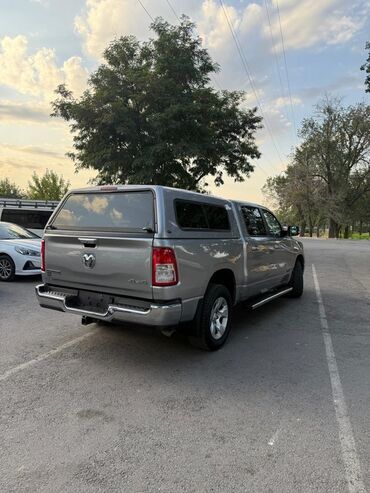 домик на колесо: Полноразмерный пикап Ram 1500 серого цвета, оснащенный четырехдверной