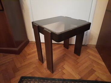Stolovi: Mali drveni (klub) stocic sa staklom Dimenzije 48x48 cm Visina oko — 9