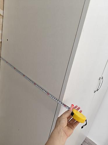 rezin yataq: Ağ rəngli iki qapılı şkaf - Minimalist dizayn, hamar səthlər və metal — 6