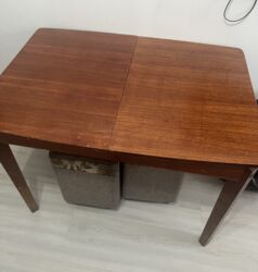 стол ореховый: Продаю стол. Цена 1000