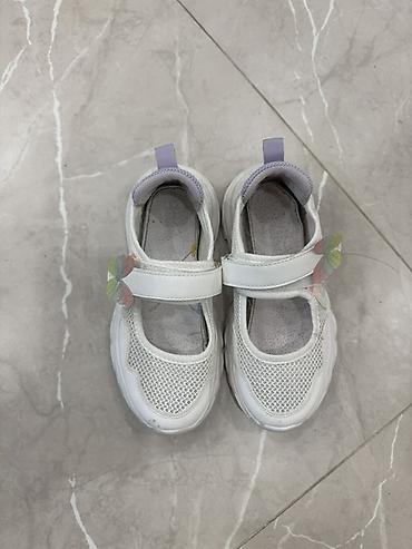 волейбольный обувь: Детские туфли-кроссовки белого цвета с удобной застёжкой на липучке — 2