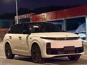 портер рядом: Lixiang L7: 2023 г., 1.5 л, Автомат, Электромобиль, Кроссовер — 8
