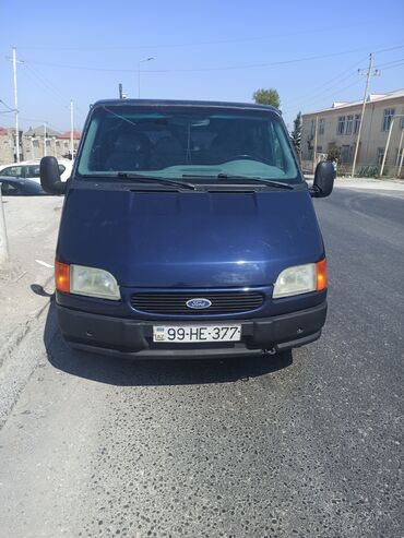 Göy rəngdə Ford Transit furqon təklif olunur. Yük daşımaları və ya