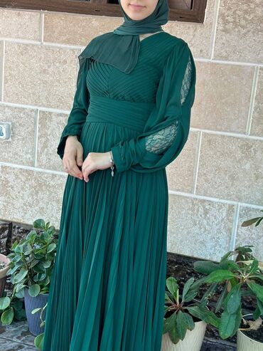 зеленый пуховик: Вечернее платье, Длинная модель, С рукавами