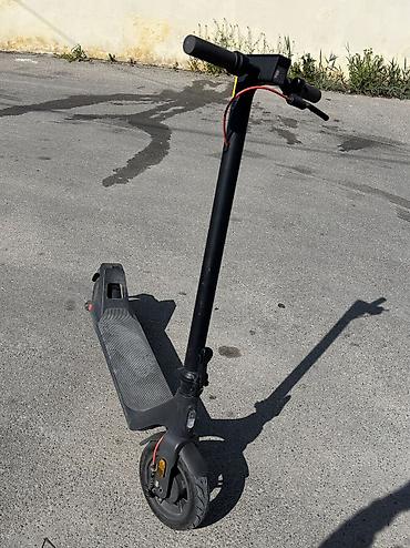 electric scooter: Şəkildəki skuter məşhur **Xiaomi** brendinə məxsusdur (böyük ehtimalla — 2