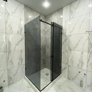 Душевые перегородки и ограждения: Угловая душевая перегородка с раздвижной системой дверного открывания — 9