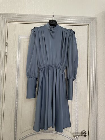 pododejalnik s rjushami: Вечернее платье, S (EU 36)