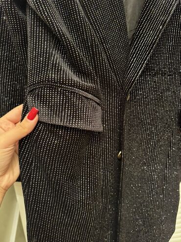 Ziyafət donları: Qara rəngdə, xırda parıltılı daşlarla bəzədilmiş qadın — 3