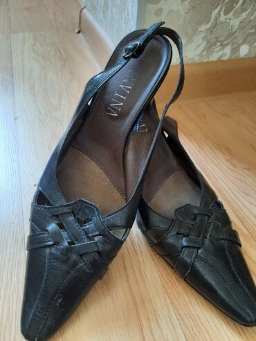 Туфли: Коллекция женских туфель различных стилей. Включает в себя туфли на — 8