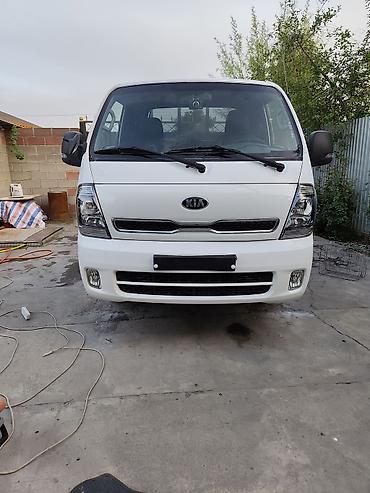 мини фура: Kia K2500 (кабина-шасси/малотоннажный грузовик), белый цвет. 1200 — 1