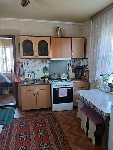 Продажа полдома: Продам пол дома,в доме на два хозяина. Отдельный двор. Площадь 92кв.м — 6