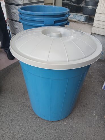 göy su: Mavi plastik çən/qutu – qapaqlı - Material: möhkəm plastik (PE) -