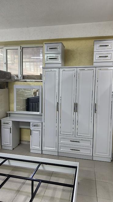 Спальные гарнитуры: Спальный гарнитур в светло-сером/белом глянце с фрезерованными — 6