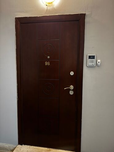 qapi acari: Mənzil üçün İşlənmiş Giriş qapısı Petlə ilə, Zəmanətsiz, Ünvandan götürmə