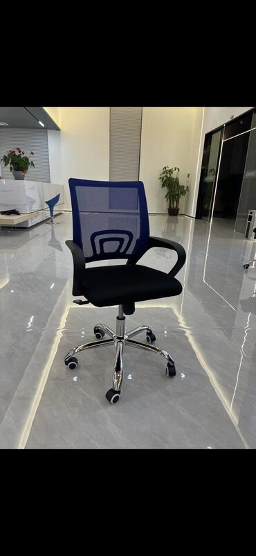 ofis stul: Qara oturacaq və gara torlu arxası olan fırlanan ofis kreslosu