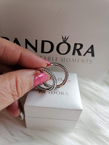 Minđuše: Pandora minđuše
Dobija se u kutijici
Cena:2100din — 6