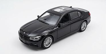 oyuncaqlar maşın: BMW 7 Series sedan – qara rəngli, geniş panoramik lyuku və eleqant — 1