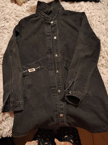 Dəstlər, kostyumlar: Qadın geyim dəsti – 4 üst geyim 1) Tünd boz rəngli uzun denim gödəkçə — 1