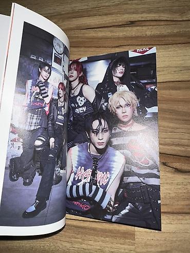 Kasete, CD i DVD: K‑pop set: magazini, albumi, stikeri i sitni merch Prodajem svoje — 15