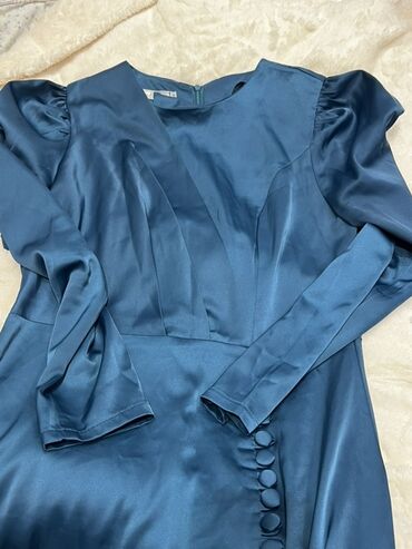 платье миди с разрезом на ноге: Платье макси из атласной ткани цвета глубокого синего/бирюзового