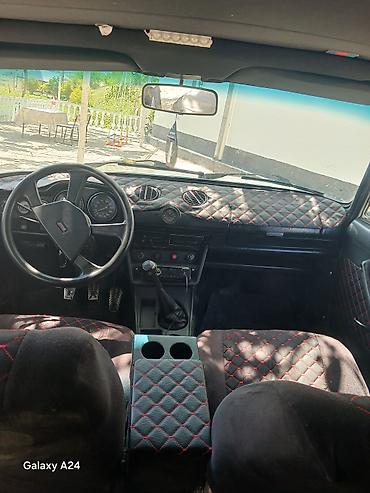 фургоны категории б: VAZ 2106 sedan – klassik dizaynlı, ağ rəngdə. 4 qapı, arxa ötürücülü — 2