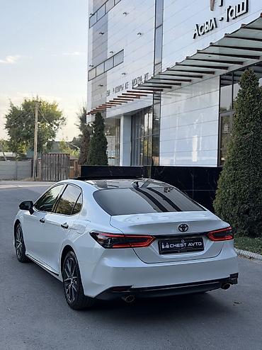 таёта ленкрузер: Toyota Camry: 2023 г., 2.5 л, Автомат, Бензин, Седан — 4