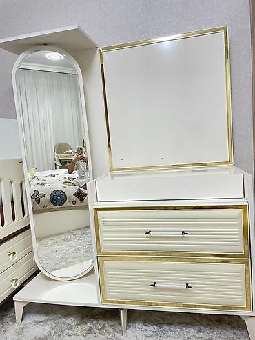 Ağ-qızılı dekorlu dəst: güzgülü kosmetik masa/komod - Rəng: ağ lalafo.az -da Ağ-qızılı dekorlu dəst: güzgülü kosmetik masa/komod - Rəng: ağ
