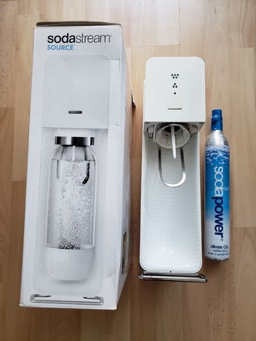 silikonske rukavice za pranje suđa: Aparat za pravljenje gazirane vode (soda vode) Soda Stream. Kupljen u
