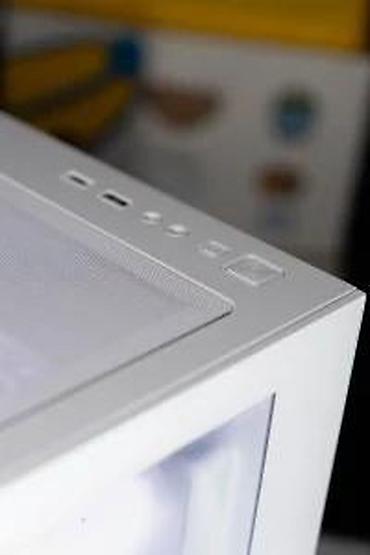 Ostali kompjuterski delovi: Kompjutersko kućište – kubni/micro-ATX format sa staklenim panelima i — 13