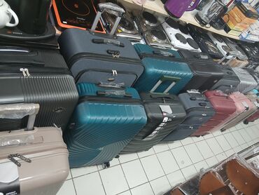 Çamadanlar: Dörd təkərli səyahət çantası, möhkəm materialdan hazırlanmışdır və — 17