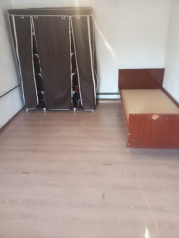 дома барачного типа: Сдается небольшая комната в одноэтажном доме с отдельным входом. - — 3