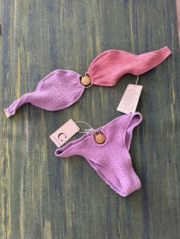 Çimərlik geyimləri: Bu, çimərlik geyimi üçün nəzərdə tutulmuş, iki hissəli bikini