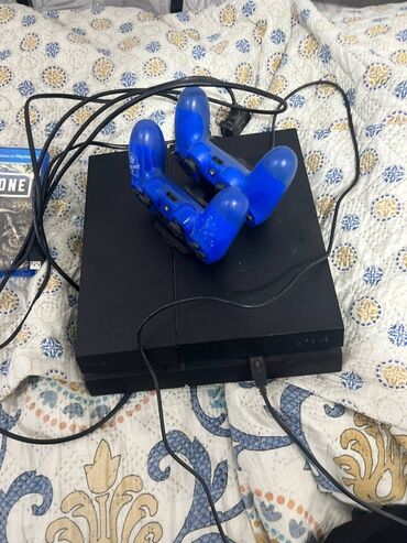 playstation 4 оптом: Игровая консоль PlayStation 4 в черном корпусе. В комплекте два синих