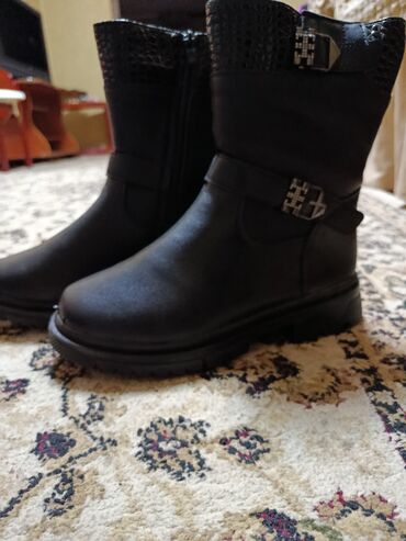 продаю связи с переездом: Женские зимние полусапоги, размер маломерят остались последние 38