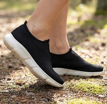 kengurovo blago platforma: Crne lagane slip-on patike sa belim đonom, praktične za svakodnevno — 1