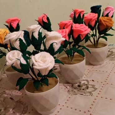 продам вязаные вещи ручной работы: Вязаные цветы . ручной работы. находятся Бишкек