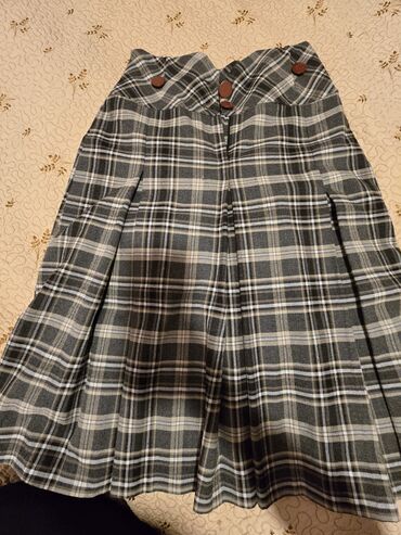 Qadın şalvarları: Bu dəstə müxtəlif üslublu dörd qadın şalvarı və bir qara ətək — 27