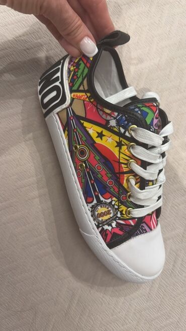 Şarj cihazları: Moschino