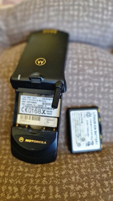 Motorola: Motorola preklopni mobilni telefon (klap), klasični model sa spoljnjom — 17