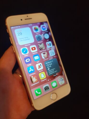 Apple iPhone: Iphone 7, u ocuvanom stanju, jednino mu baterija drzi jedan dan. Uz