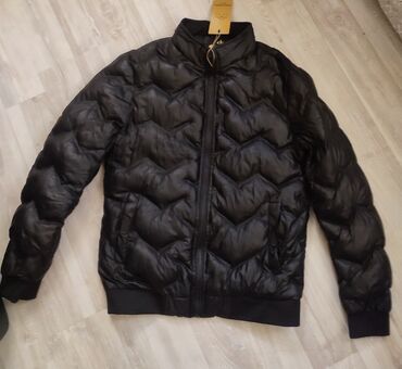 белый пуховик: Стёганая мужская куртка-бомбер, черная. - Утеплённая, с объёмной