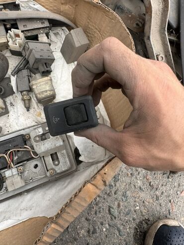 Другие автозапчасти: Набор различных автозапчастей, включая ремни безопасности, панель — 26