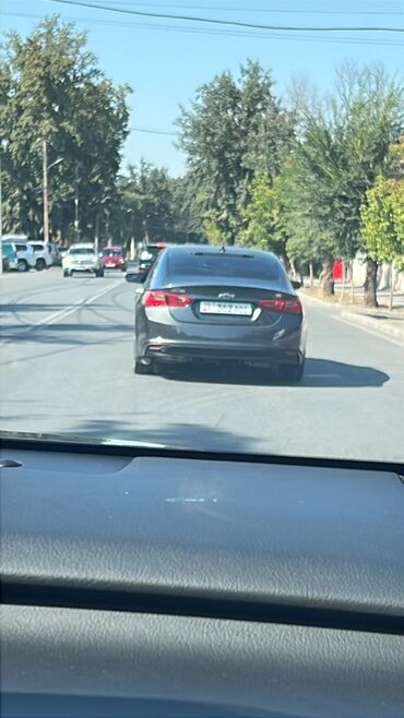 хундай малибу: Автомобиль Chevrolet Malibu, седан темно-серого цвета, движется по