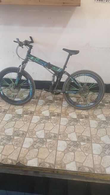 Uşaq velosipedləri: STRIM Velo modeli, qara rəngli çərçivəyə və yaşıl aksentlərə malik