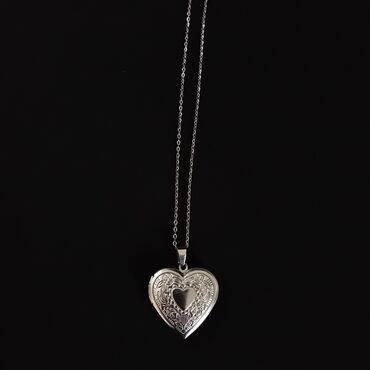 bunde od vizona: Ogrlica sa medaljonom u obliku srca od nerđajućeg čelika medaljon se