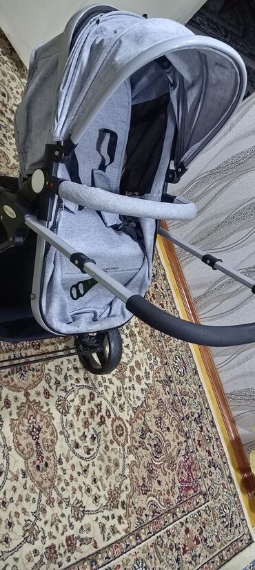 Gəzinti arabaları: Uşaq arabası – boz rəng, alüminium çərçivə Xüsusiyyətlər: - Geniş — 2